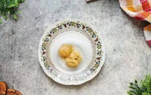 Į dubenį sudėkite garstyčias, medų ir citrinos sultis.