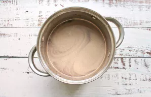 Į storadugnį puodą suberkite šokoladinio pudingo mišinį, pridėkite cukrų ir išmaišykite, sudėkite šokoladą. Supilkite šiek tiek pieno ir ...