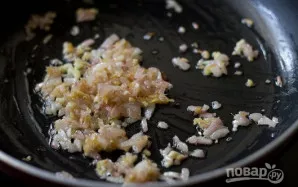 Keptuvėje ištirpinkite sviestą kartu su augaliniu aliejumi. Sudėkite ten svogūną ir česnaką, kepkite ant vidutinės ugnies, maišydami.