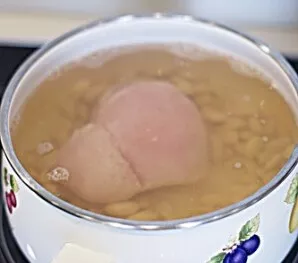 Po šio laiko, dedame mėsą į puodą su pupelėmis.