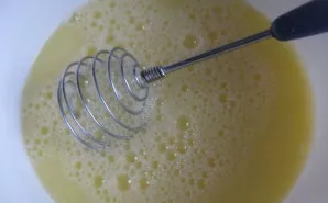 Viską išplakite šluotele.