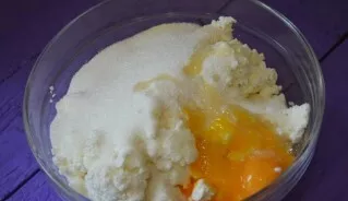 Sumaišykite manų kruopas su keoimo milteliais, į varškę suberkite sausus ingredientus, išmaišykite šaukštu arba rankomis.