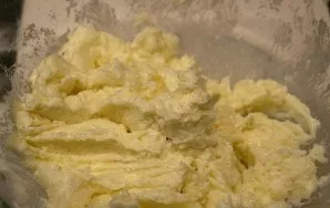 Išplakite 2 kiaušinius ir 1 trynį su cukrumi, įdėkite vanilės ir suminkštinto sviesto. Suberkite persijotus miltus ir užminkykite tešlą. ...