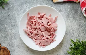 Dešrą supjaustykite plonomis trumpomis juostelėmis arba sutarkuokite stambia tarka.