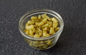 Agurką supjaustykite smulkiais kubeliais.