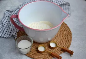 Į dubenį suberkite miltus, įdėkite druską, cukrų ir kepimo miltelius.