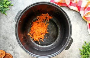 Morką sutarkuokite stambia tarka ir sudėkite į daugiafunkcinio puodo indą.