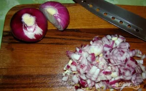 Svogūną nulupkite ir supjaustykite kubeliais. Salotoms geriausia rinktis saldų svogūną arba baltą salotinį, bet tiks ir paprastas svogūna...