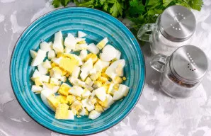 Iš anksto išvirkite ir atvėsinkite kiaušinius. Nulupkite lukštus, nuplaukite vandeniu ir supjaustykite kubeliais. Suberkite į dubenį arba...