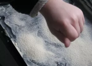Ant viršaus pabarstykite manų kruopų, kad tolygiai pasiskirstytų.
