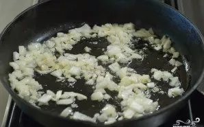 Augaliniame aliejuje apkepiname smulkintą svogūną, kol taps auksinės spalvos.