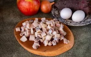 Silkės filė supjaustykite mažais kubeliais.