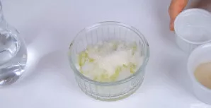 Nukoškite mišinį, pagardinkite druska pagal skonį ir supilkite į indą taip, kad želė sluoksnis neviršytų pusės centimetro. Padėkite į šal...