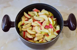 Obuolius gerai nuplaukite. Išpjaukite sėklalizdžius ir supjaustykite juos skiltelėmis. Dėkite tiesiai į puodą ir berkite sluoksniais su c...