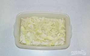 Nulupkite svogūną, supjaustykite pusžiedžiais ir sudėkite į indo dugną, kuriame marinuosite žuvį.