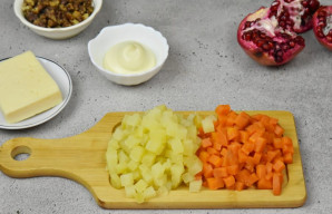 Bulves ir morkas nulupkite ir supjaustykite vidutinio dydžio kubeliais.