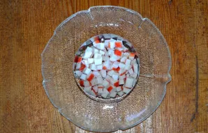 Krabų lazdelės supjaustykite nedideliais kubeliais. Tokias salotas galima patiekti tiek bendrame dubenyje, tiek porcijomis. Aš ruošiu jį ...