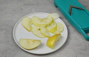 Kriaušę perpjaukite į ketvirčius, pašalinkite sėklalizdį ir supjaustykite plonomis riekelėmis peiliu arba specialia pjaustykle. Kad kriau...