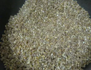 Kviečius nuplaukite šaltu vandeniu, jei reikia - perrinkite, palikite keletą valandų vandenyje, po to virkite.