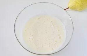Kiaušinius išplakite su cukrumi, kol jie taps balti ir purūs.