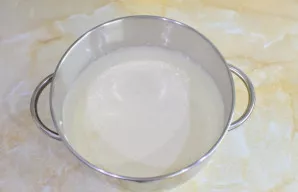 Kiaušinius sumaišykite su cukrumi ir išplakite iki purios, tirštos masės.