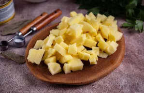 Bulves supjaustykite nedideliais kubeliais.