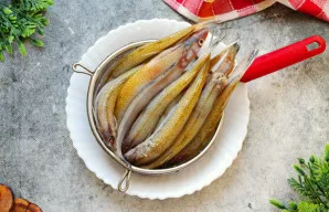 Stintą nuplaukite po šaltu vandeniu ir leiskite vandeniui visiškai nuvarvėti.