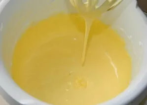 Tešlai paruošti išplakite kiaušinius su cukrumi. Supilkite pieną, suberkite miltus ir kepimo sodą.
