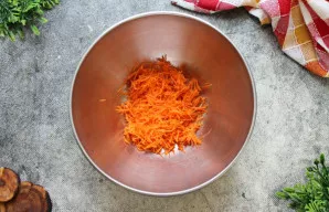 Morką sutarkuokite vidutine arba smulkia tarka ir sudėkite į dubenį.