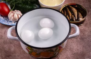 Kiaušinius išvirkite puode su vandeniu „kietai“.