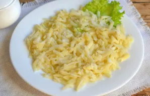 Salotas dėkite sluoksniais. Pirmajam sluoksniui stambia tarka sutarkuokite bulves ir dėkite jas ant plokščios lėkštės, kurioje patieksite...