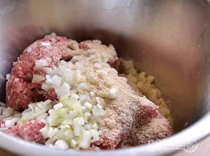 Į faršą įdėkite smulkiai pjaustytą svogūną ir česnaką, garstyčias, druską, konyaką, pipirus, šiek tiek džiūvėsėlių ir vieną kiaušinį. Ger...