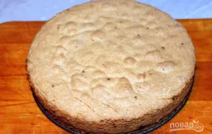 Atvėsintą biskvitą supjaustykite kubeliais.