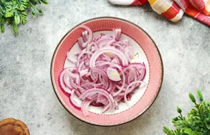 Svogūnus nulupkite, nuplaukite ir supjaustykite pusžiedžiais.