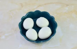 Kiaušinius virkite verdančiame vandenyje 7–10 minučių. Tada išpilkite karštą vandenį ir atvėsinkite kiaušinius šaltame vandenyje. Atvėsus...