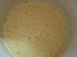 Dabar imkimės kremo: atskirkite baltymus nuo trynių. Baltymai turi būti šalti, laikykite juos šaldytuve iki plakimo. Trynius sumaišykite ...