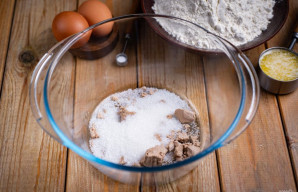 Dideliame dubenyje pirštais sutrinkite gabalėlį šviežių mielių ir į jas įdėkite šaukštą cukraus.