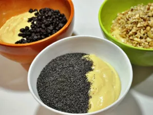 Padalyti tešlą į tris dalis. Kiekvieną dalį sumaišyti su savo įdaru – pirmą su smulkintais riešutais, antrą su šokolado gabaliukais, treč...