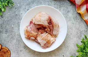 Vištienos šlauneles pasūdykite, pagardinkite pipirais ir prieskoniais. Viską gerai išmaišykite, kad vištiena tolygiai pasidengtų druska i...