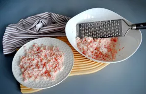 Smulkia tarka sutarkuokite krabų lazdeles, maždaug trečdalį sutarkuotų krabų lazdelių atidėkite į šalį.