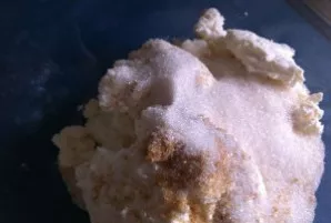 Įdėkite cukraus ir gerai sutrinkite varškę.