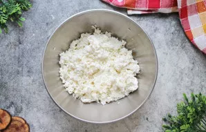 Naudokite ne per drėgną varškę ir praleiskite ją per smulkų sietelį arba sutrinkite trintuvu, kad neliktų gumulėlių.