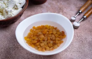 Razinas sudėkite į mažą dubenėlį ir užpilkite verdančiu vandeniu 15 minučių, po to nupilkite vandenį.