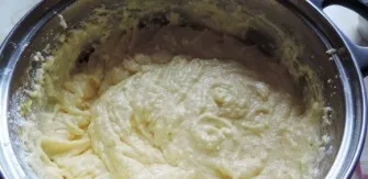 Tada įmuškite kiaušinius. Gautą mišinį gerai išplakite.