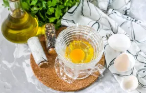Naudokite patogų indą, pavyzdžiui, dubenį, arba plačiakaklį puodelį. Iškirpkite plastikinės plėvelės gabalėlį be skylučių ar įplyšimų ir ...