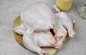 Pirmiausia paruoškite vištą. Pašalinkite perteklinius riebalus, plunksnelių likučius. Nuplaukite ir nusausinkite skerdeną popieriniais ra...