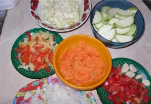 Daržoves supjaustome taip, kaip parodyta nuotraukoje.