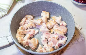 Vištienos šlauneles supjaustykite nedideliais gabalėliais ir kelias minutes apkepkite aliejuje, kol jos lengvai apskrus.