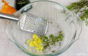 Į kepimo formą dedame čiobrelius ir pridedame smulkia tarka sutarkuoto imbiero. Tarkuoto imbiero – maždaug vienas arbatinis šaukštelis.