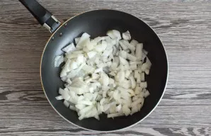 Įkaitinkite keptuvėje 60 ml aliejaus. Apkepkite smulkintą svogūną.